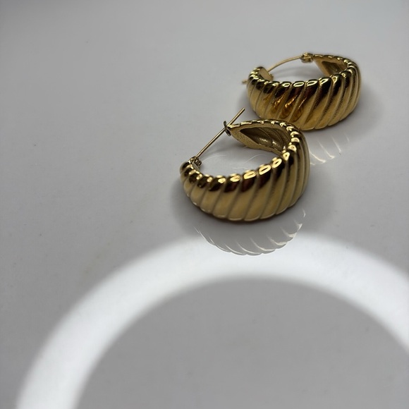 “Croissant” stainless steel gold hoops - Picture 2 of 4